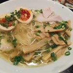 旨鶏ラーメン バードランドの昼 - 煮卵メンマ投入