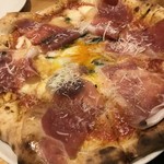 Pizzeria ALLORO - 生ハムの入ったピッツァ。焼きあがったピッツァの温度が生ハムの融点と一致しており、驚きの美味しさです。