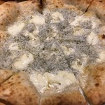 Pizzeria ALLORO - シラスのピッツァ。程よいシラスの塩気が上手くまとまっています。