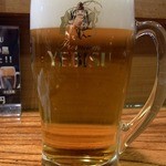 勝元 - もう、飲み物は、決まっていますよね。 エビスしかありえませんよね。 エビスの生ビールです。 では、乾杯～、ぷふぁ～、旨い！！ ふぅ～、生き返りましたよ。 さて、焼鳥、焼鳥、どんな焼鳥を食べましょうか。