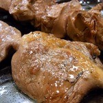 勝元 - 鶏の心臓ですよね。 大好きな部位の１つなんですよね。 食べてみると、ムニッと柔らかいんですよ、そして、そして、とってもジューシです。 もう、たまりませんよ。 これは、堂々の１位で間違いないです。 本当