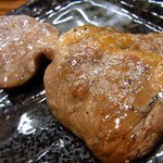 勝元 - 焼鳥ベスト１位のハツ１５７円です。 「柔らかく、ジューシーに焼き上げています。」 「是非、塩でお召し上がり下さい。」 って、書いてありましたよ。