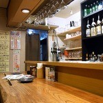 勝元 - 店内の雰囲気です。 入口から入ると、このカウンター席があります。 カウンター席の奥が調理場となっています。 入口に近い方で焼鳥を焼いています。