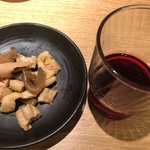 麺屋一燈 - 東京軍鶏鶏皮とザーサイのピリ和え＋ブルゴーニュ産赤ワイン