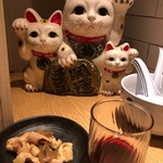 麺屋一燈 - 東京軍鶏鶏皮とザーサイのピリ和え＋ブルゴーニュ産赤ワイン