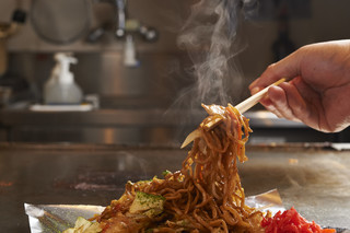 Teppan Hiroshimayaki Tesshin - 焼きそばで使用している麺は大井町にある大井製麺様のものを使用しております。焼きそばに最適な麺は食感も具材との相性もバッチリ！