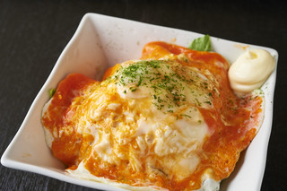 Teppan Hiroshimayaki Tesshin - 前菜で人気の高い一品。味付けしたもやしを卵でつつんだオムレツ風もやしサラダです。