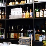 勝元 - 酒飲みには、ワクワクするような光景だと思います。 さあ、どれを飲もうって感じですね。