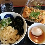 讃岐うどん 源八 - 冷やしぶっかけうどん並　410円
      ＋まかない天丼＋煮玉子　250＋100円