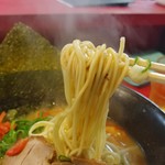 特製ラーメン 大中 - 麺のリフトアップ。