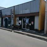 そめ忠 - 店舗(右手の細い隙間が駐車場への近道デスヨ)