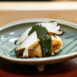 神楽坂 阿部 - 三陸産の蝦夷鮑、 山口県のどぐろの唐揚げ、 富田林の海老芋の唐揚げ