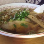 芝苑 - シャキシャキもやしのシンプルなラーメン
            ベテランの手仕事ぶりを感じる一杯
            