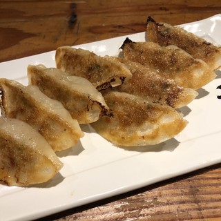 [Specialty] Juicy Gyoza / Dumpling made with minced meat in the store!