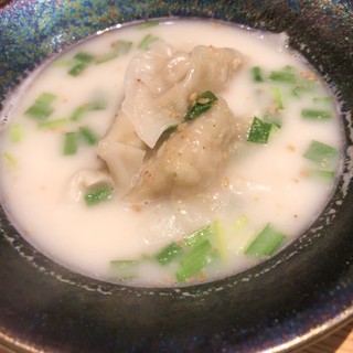 饺子有芝麻热汤、四川火锅、咖喱汤三种。