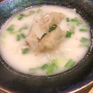 スープ餃子は【ごま白湯・四川火鍋・スープカレー】の三種類