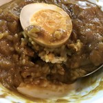 辻もと - カレーを掘った断面。意外とルーもしっかり量があります。