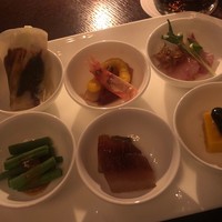 THE CONDER HOUSE - 北京ダック、酔っ払い海老、鯛のカルパッチョ、インゲンの棒棒鶏ソース付け、蜂蜜漬けチャーシュー、南瓜のムース前菜6種盛り合わせ