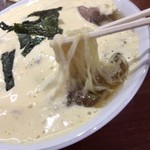 らぁめん蔵持 - まろやかな卵と納豆の泡の下は、すっきり醤油スープ、美味しいですよ