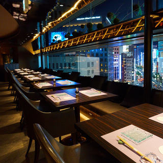 銀座の夜景を眺めながら、贅を尽くしたディナーを味わえます。