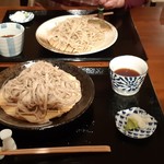 道産しゃぶしゃぶと手打ち蕎麦 MONDO - 蕎麦打ち体験⑥(手前がよっち＠北海道作、奥が妻作)