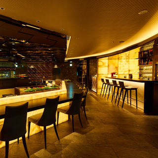 店内に入るとシックな色調で統一された、大人のラグジュアリー空間が広がります。