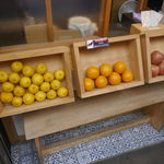 一芳 - そして、入口にはお店で使うと思われるフルーツでデコレーションされていました。