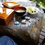 오시다테 사보우 - 外のテラス。大きな木が机とイスになっていてイイカンジです。