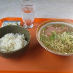 平野屋食堂 - ラーメンとめし中・漬物