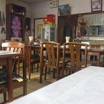 平野屋食堂 - 座席はテーブル席のみ