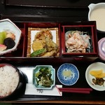 とろろ庵 伊賀路 - 【お昼の伊賀路弁当：1500円】
      ※もう1段あります。