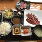 ぴこぴこ精肉店 春日 - ハラミ炙り定食＋ランチ上ロース
                                ご飯は中にしてもらいました。