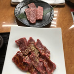 ぴこぴこ精肉店 春日 - ハラミ炙りと上ロースのアップ