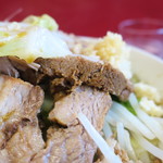 ラーメン二郎 - 豚の厚み