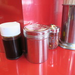 ラーメン二郎 - 卓上調味料