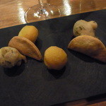 前菜１／３種類のフリット／じゃが芋のフリット、青海苔を練り込んだフリット、パルミジャーノレッジャーノのビスコッティ