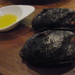 ラカンデラ - 胡桃入り自家製イカ墨パン