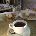 Cafe&Studio Oeuf - ブルーベリークレープといちごクレープ、アイスティー・紅茶