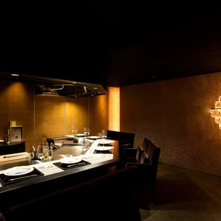 Teppan-yaki counter with a calm atmosphere