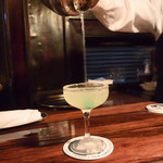 イーグル - シェイカーからグラスに注がれる雪国