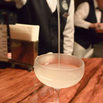 イーグル - シェイカーからグラスに注がれるギムレット