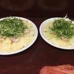 とし - つけ麺比較　左が2玉、右が1玉