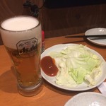 Teke Teke - 生ビール(中)179円とお通しのキャベツ
