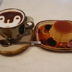 ペンギン カフェ - ペンギンラテ、濃厚なめらかプリン