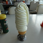 マルカンビル大食堂 - 見事な盛り付けのソフトクリーム