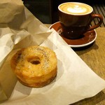 THE ROASTERY BY NOZY COFFEE - ドーナツとラテ。