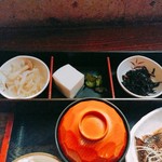 和食Dining　うお座 - ランチ　定食につく小鉢３種　ひじき煮、冷奴と御新香、もやしナムル