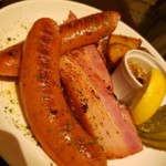 STEAK&HAMBURG ひげ - ベーコンとソーセージの盛り合わせ