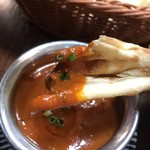 エベレスト - ほら ナンをカレーにつけて