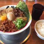 徳島ラーメン人生 - 生卵も入れ、ライスも頼みました。